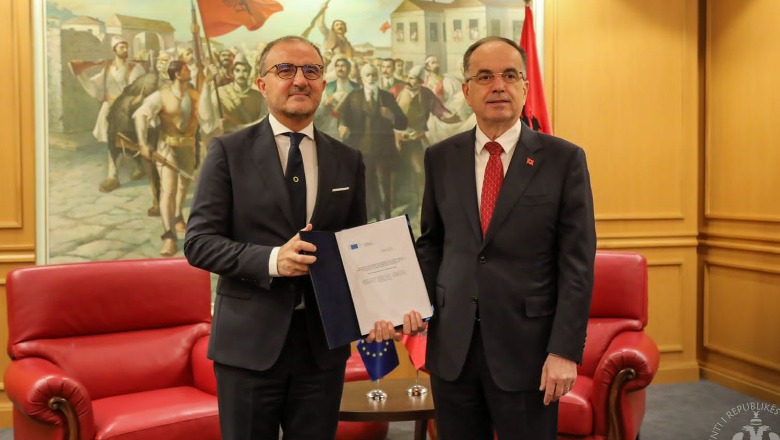 Presidenti Begaj merr në dorëzim Progres-Raportin 2023 të Komisionit Evropian për Shqipërinë  