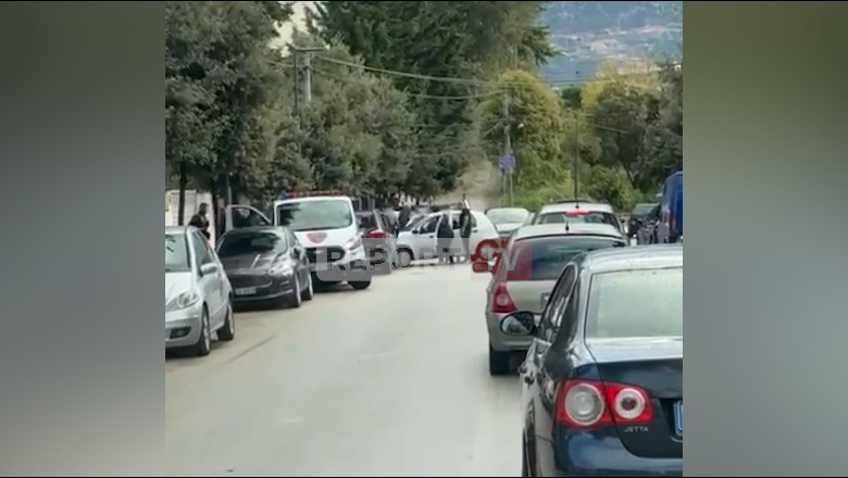 VIDEO/ Vlorë, nuk i ndaloi policisë, por u kap nga 'Shqiponjat', arrestohet i riu, iu gjet pistoletë në makinë (EMRI)