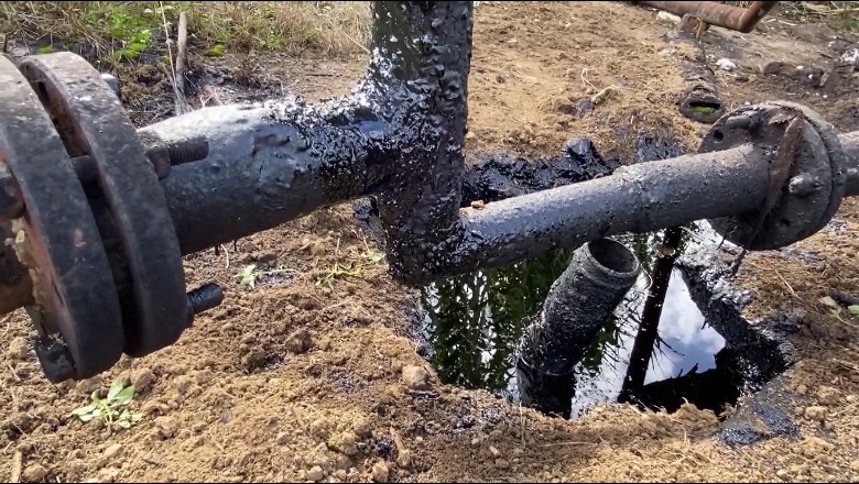 Puset e ‘Albpetrol’ shkaktojnë ndotje në Kuçovë! Ish-tekniku: Tuba 100-vjeçarë, nafta derdhet në oborret e shtëpive