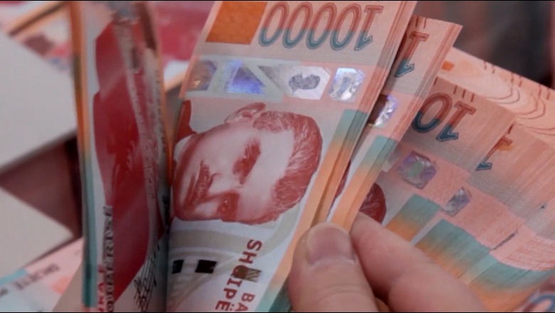 Në Shqipëri qarkullojnë 3.8 mld euro jashtë bankave! Shoqata e bankave propozon tavan 750 € për pagesat ‘cash’