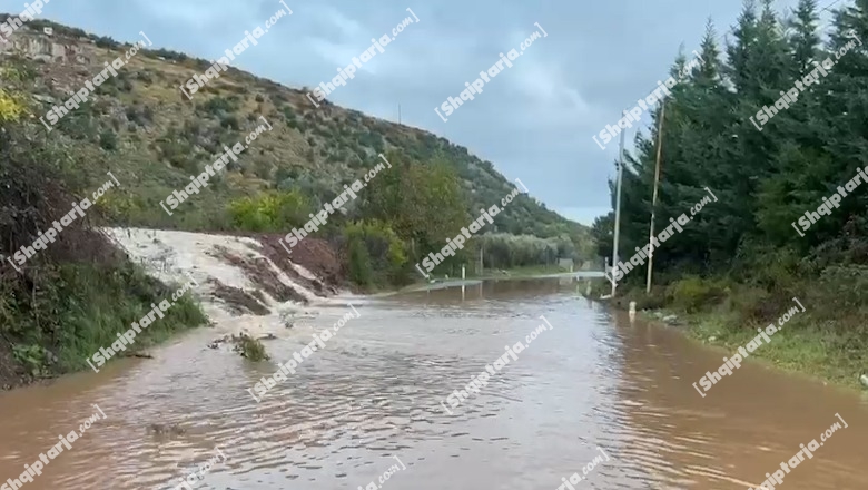 Moti i keq, përmbytet rruga nacionale Lezhë-Milot! Nga mali vërshuan inerte, vështirësohet lëvizja e automjeteve! Ndërhyhet për pastrimin