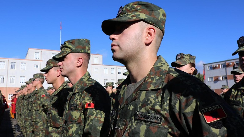 ‘Thirrje për ushtar!’ Mbrojtja nis rekturimet në Elbasan