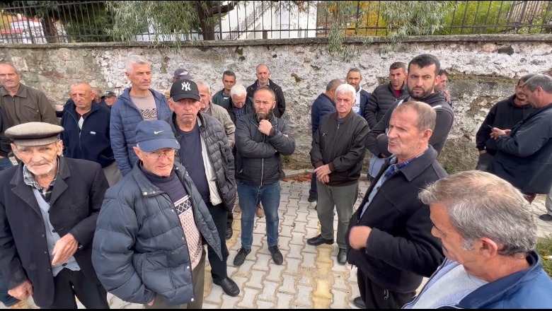 Uji i ndotur në çezma, banorët e Dishnicës në protestë! Ujësjellësi i Korçës: Analizat e ujit brenda parametrave