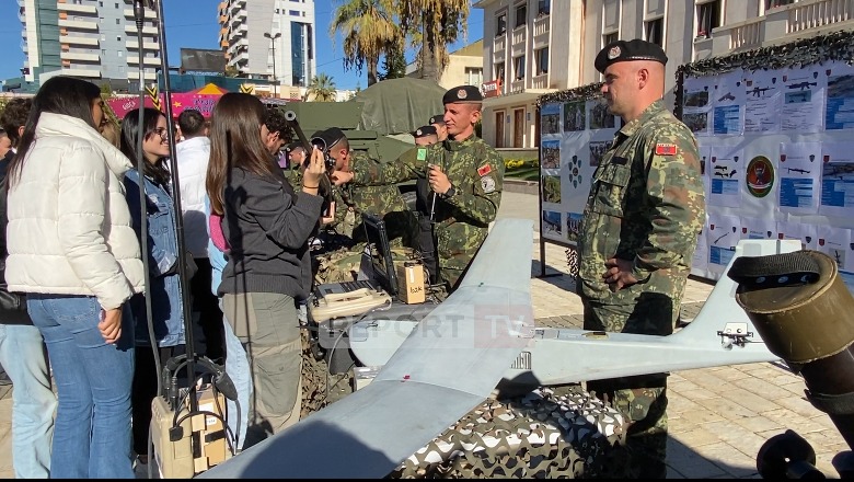 Fushata rekrutuese e Ministrisë së Mbrojtjes për ushtarë të rinj, në Lushnjë ekspozohen arsenale të armatimit