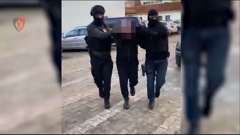  Dhunoi dhe mori peng punëtorin e kioskave në sheshin 'Skënderbej' Tiranë, arrestohet 19 vjeçari