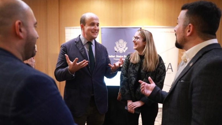I Ngarkuari me Punë i SHBA-së, Wisner takim në Tiranë me Alumni nga rajoni: Kontribuoni për integrimin euroatlantik të Ballkanit Perëndimor