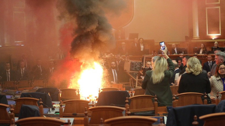 Kaos e zjarr në Kuvend, pasqyrim në mediat ndërkombëtare! 'Corriere’, ‘CNN’ e ‘TRT’ shkruajnë për kaosin e opozitës