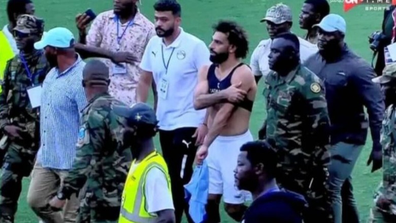 Tentuan ta sulmonin brenda fushës së bashku me lojtarët e Egjiptit, Salah shoqërohet nga ushtria (VIDEO)