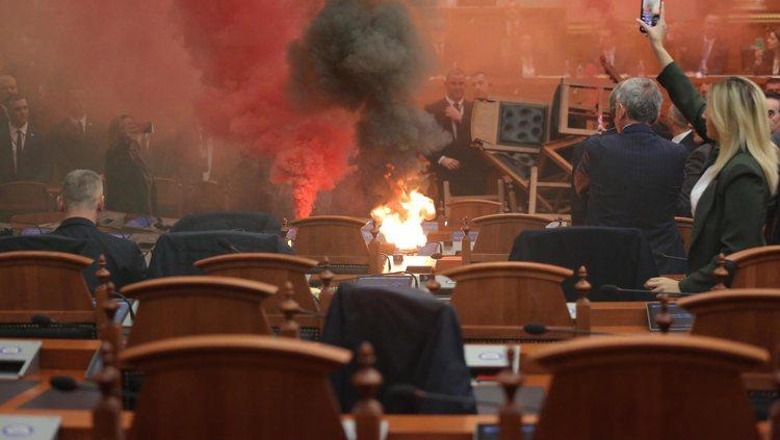 Rithemelimi kaos në Kuvend, PD zyrtare: Distancohemi nga dhuna e bojkoti! Zjarrin e ndezin disa që kanë probleme me drejtësinë