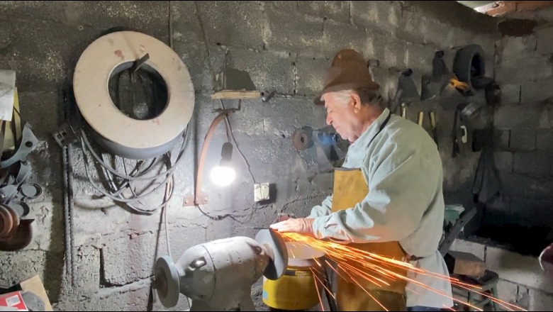 Berat/ Ali Kreku, mjeshtri i hekurit, me 56 vite pune mbi supe: Të rinjtë s’duhet të braktisin zanatet
