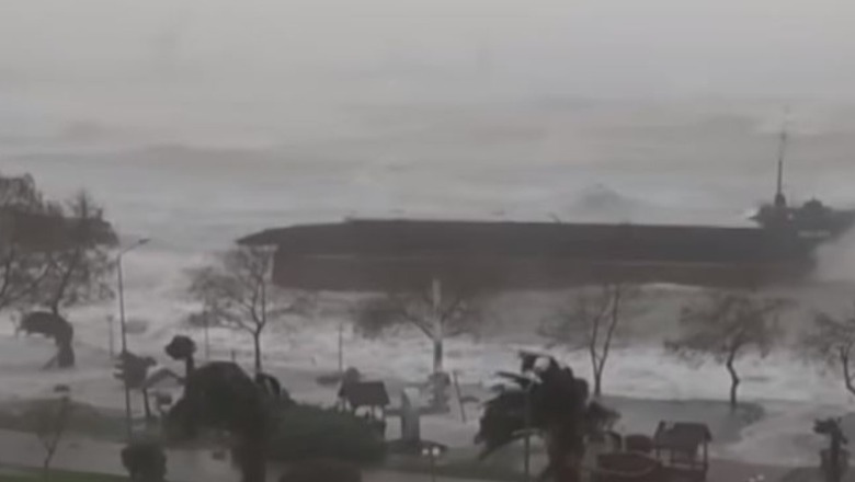 VIDEO/ Turqi, stuhia e fortë ndan në dysh anijen në port