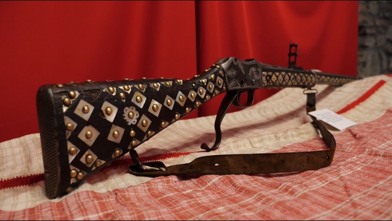 Shkodër, ekspozohet pushka e Ali Pashë Gucisë, punuar me fildish e argjend! Armët e vjetra në një ekspozitë për festat e Nëntorit