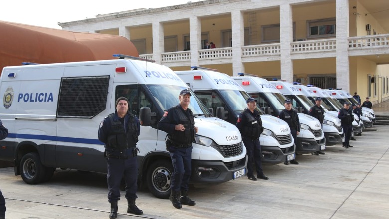 Marrëveshja për kthimin e të burgosurve shqiptarë nga Britania e Madhe, ja flota me minibusë e mjete që i dhurohen Shqipërisë