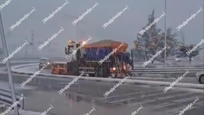 VIDEO/ Reshjet e borës nisin edhe në Korçë e fshatin turistik të Dardhës, borëpastrueset në terren