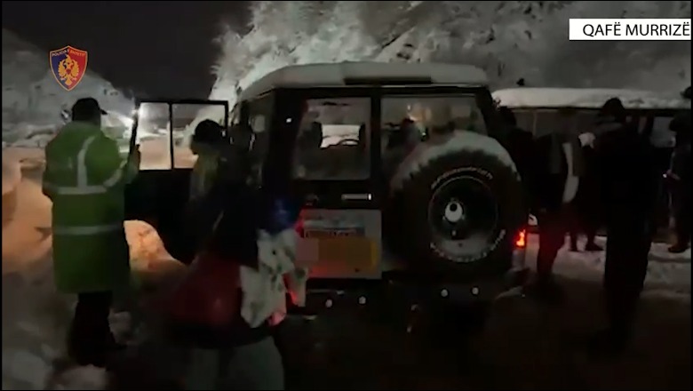 U bllokuan në Qafë Murriz, VIDEO nga momenti kur evakuohen 50 pasagjerë
