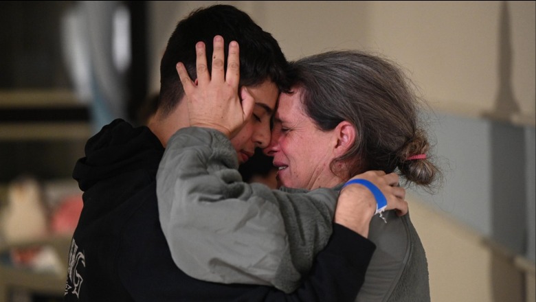 VIDEO/ U lirua nga Hamasi, momenti kur 21-vjecarja izraelite bashkohet me familjen e saj