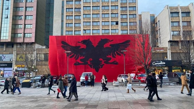 Festat e Nëntorit/ Prishtina 'skuqet' nga flamuri shqiptar me përmasa gjigande