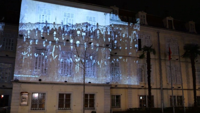 VIDEO/Në prag të 111-vjetorit të Pavarësisë, në fasadën e godinës së Bashkisë Shkodër shfaqen momentet historike të shtet-formimit