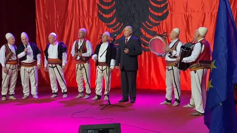 ‘Nata e Skënderbeut’, grupi i pleqve të Krujës këngë e valle në Pallatin e Kulturës! Të ftuar edhe figura nga Kosova