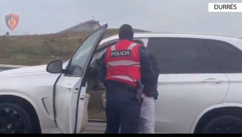 VIDEO/ E morën peng në BMW X5, Momenti kur policia ndërhyn të lirojë 30 vjeçarin    