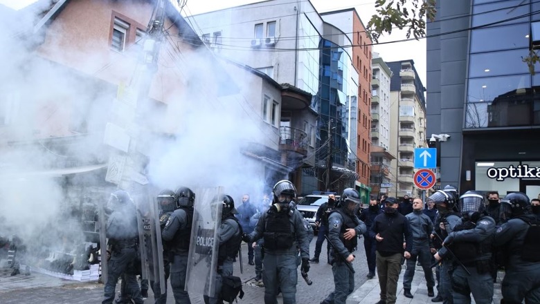 VIDEO/ Protestë kundër vizitës së kryetares së Speciales në Prishtinë, arrestohet Dardan Molliqaj dhe 5 aktivistë të PSD-së! Policia përdor gaz lotsjellës