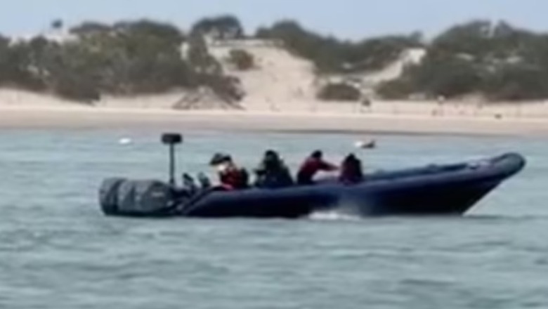 VIDEO/ Momenti tronditës kur skafistët hedhin nga varka në det emigrantët! 4 prej tyre vdesin, të tjerët me not përpiqen të dalin në breg