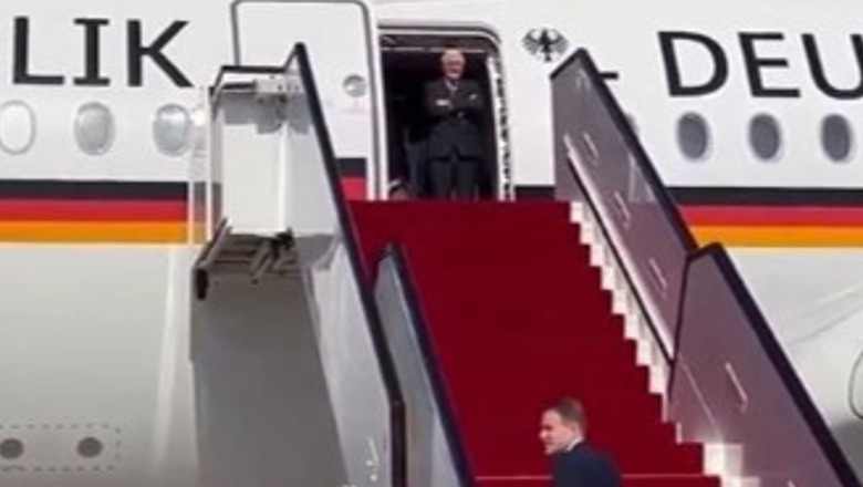 VIDEO/ Presidenti gjerman në Katar, pret gjysmë ore në shkallët e avionit, askush nuk shkoi ta merrte 