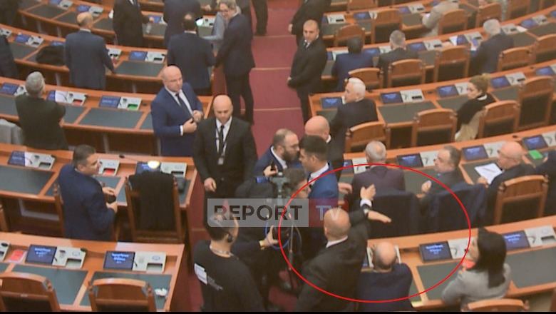 VIDEO/ Edi Paloka nuk përmbahet, tenton të godasë fizikisht deputetin socialist Petro Koçi! Bardhi i fiku mikrofonin