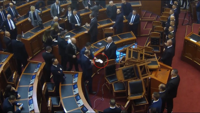 VIDEO/ Flamur Noka tentoi t'i vërë flakën karrigeve pirg në foltore, Balla: Deputeti nuk mund ti shmanget ligjit, rrezikon deri në 5 vite burg