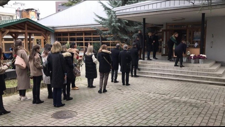 Nxënësit dhe prindërit presin radhë për të nënshkruar librin e zisë për 14-vjeçaren e vrarë në Shkup