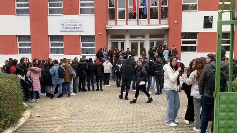 Nxënësit e shkollës 'Havzi Nela' në Kukës ngrihen në protestë, gjimnazi i ri ende jo funksional