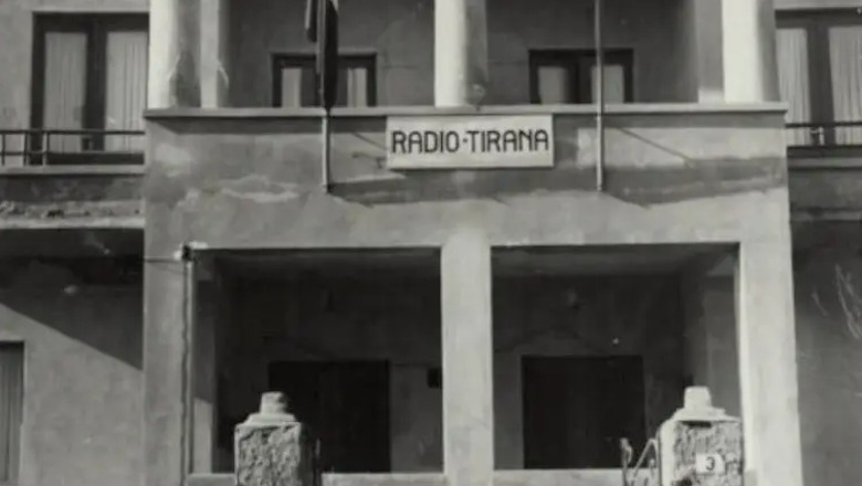 Historia e trishtë e legjendës së mikrofonit të Radio-Tiranës: Kur Haki Beleri, po drejtohej nga studioja e transmetimi të lajmeve, u ndalua nga polici rojës duke ....
