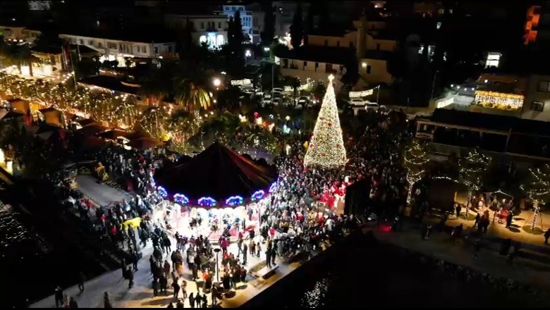Librazhdi, Saranda dhe Fieri ndriçohen për festat e fundvitit! Drita, fishekzjarre dhe muzikë (VIDEO)