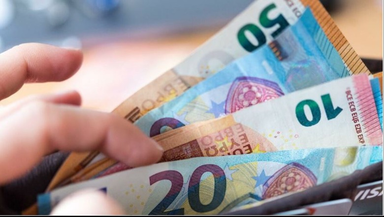 Euro dhe dollari amerikan vijojnë rënien përballë monedhës vendase, ja me sa lekë u këmbyen sot