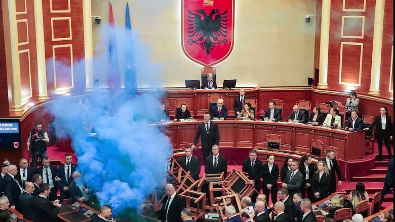 Berisha vijon të 'nxijë' Shqipërinë në sytë e botës, Washington Post shkruan për kaosin e Rithemelimit në parlament