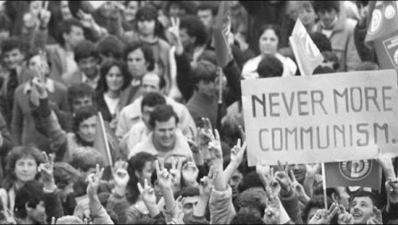 Ish-studentët kujtojnë momentet e para të lëvizjes në 1990 që solli demokracinë! Ambasada e SHBA: Krah Shqipërisë në rrugëtimin drejt BE