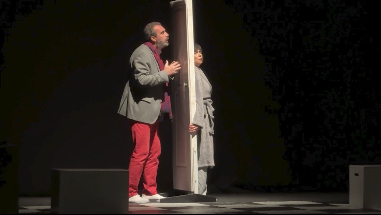 ‘Çifti i hapur’, komedia me çiftin e aktorëve Suela Bako e Romir Zalla shfaqet me sukses në teatrin e Durrësit