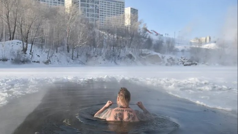 VIDEO/ Për ta -35 gradë nuk është asgjë, rusët sfidojnë temperaturat në Siberi duke bërë not në liqenin e akullt