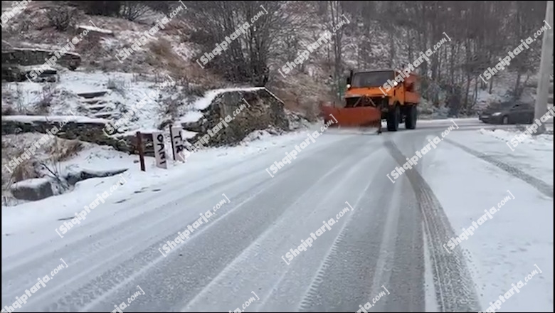 VIDEO/ Rikthehen reshjet e borës në disa qarqe! 'Vishen' me të bardha Dardha e Voskopoja! Apeli ndaj shoferëve: Kini kujdes, problem lagështira në rrugë