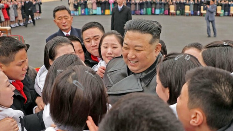 VIDEO/ Adhurimi për diktatorin e Koresë së Veriut, fëmijët kërcejnë të emocionuar dhe të përlotur rreth Kim Jong Un