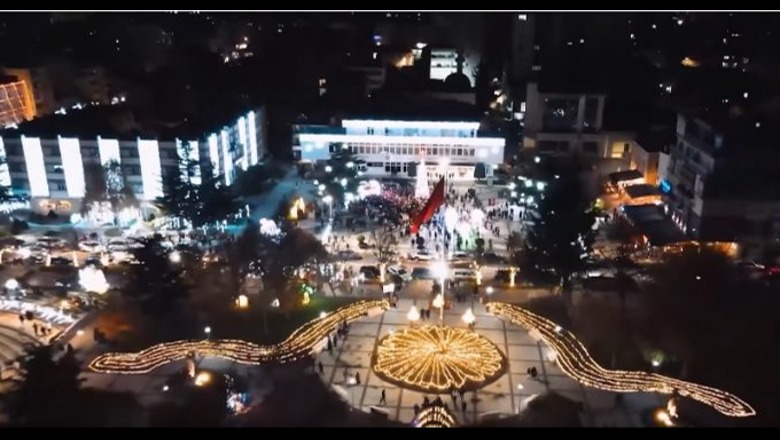 Dhjetori i festave, Pogradeci ka ndezur dekorin e festave të fundvitit, video magjike nga qyteti