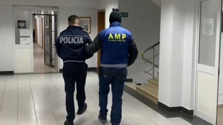 VIDEO/ Arrestohen 2 policë në komisariatin e Rinasit! Mashtruan një qytetare për t’i marrë para, i thanë se s'mund të udhëtonte në një vend të BE-së (EMRAT)