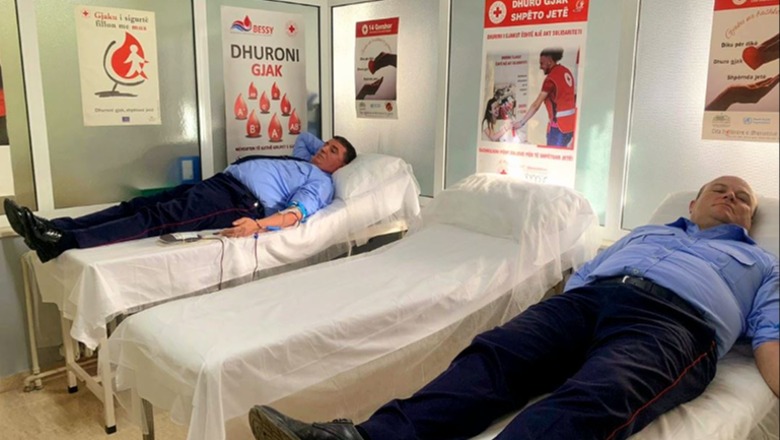 Policia e Korçës i përgjigjet thirrjes së prefektit për të dhuruar gjak për njerëzit në nevojë: Me këtë kontribut, shpëtojmë jetë