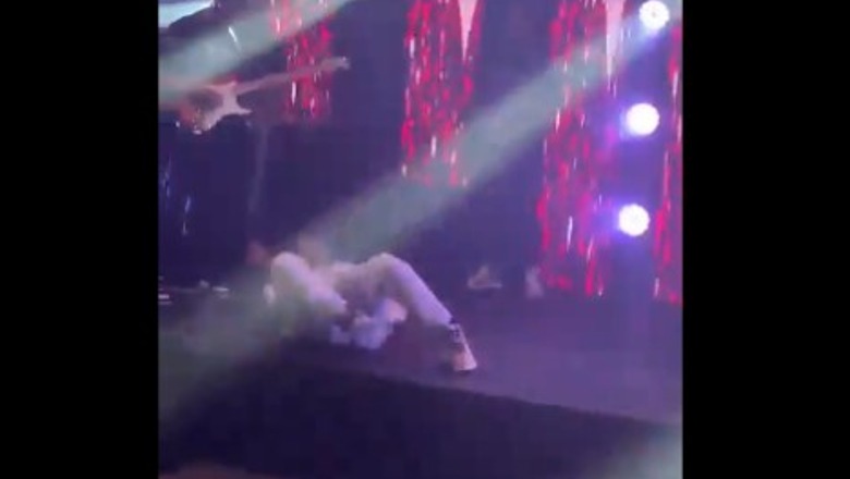 VIDEO/ Momenti kur një këngëtar brazilian rrëzohet papritur dhe vdes në skenë