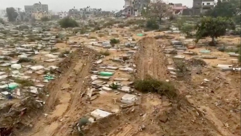 VIDEO/ Forcat ushtarake izraelite shkatërrojnë disa varreza në Gaza me makineri ushtarake
