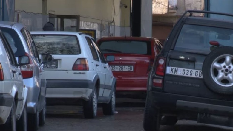 Policia: Nga 10 mijë makina me targa ilegale, 4200 janë regjistruar në veri të Kosovës, pjesa tjetër në Serbi