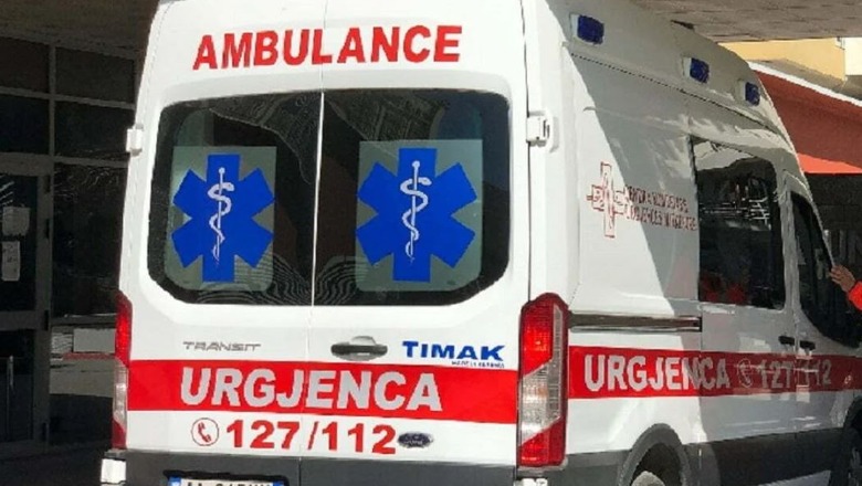 Fier/ ‘Benzi’ përplaset me zetorin në aksin Levan-Tepelenë, plagoset shoferi i mjetit bujqësor