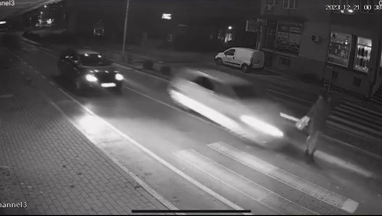 VIDEO/ Aksident i frikshëm në Prizren! Makina merr përpara këmbësorin te vijat e bardha dhe e hedh në ajër