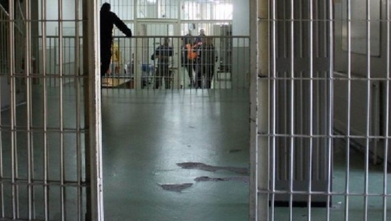 Specialist i burimeve njerëzore tenton të fusë alkool në burgun e Drenovës, arrestohet