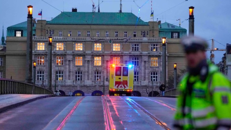 Çeki/ Një muaj nga sulmi me armë zjarri që shkaktoi vdekjen 14 studentëve, universiteti 'Charles' në Pragë rihap dyert 